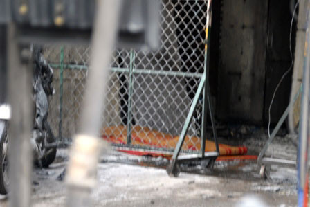 Khi lửa ập đến, cháu Duy luống cuống tìm đường ra nhưng vẫn bị lửa thiêu chết ngay bên hàng rào sắt