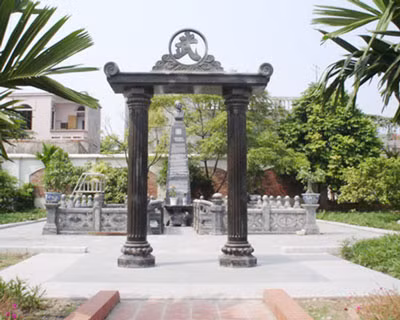 Cổng vào quần thể lăng mộ thuộc sở hữu của ông Vũ Hồng K.