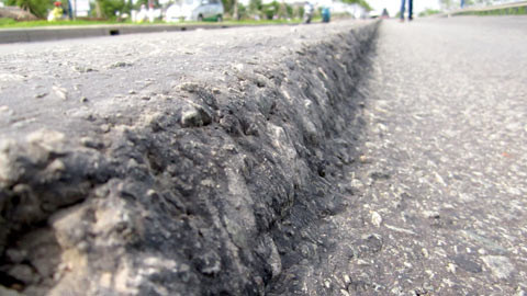 Chi phí thay mới mặt đường này dự kiến đắt gấp 2,5 lần. 300 met dai lo Dong Tay se bien thanh �Scao toc�?