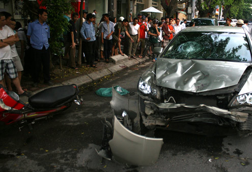 Xe "điên" húc 4 xe máy, làm 6 người bị thương. Ảnh: Bá Đô. Xe "điên" húc 4 xe máy, làm 6 người bị thương. Ảnh: Bá Đô.