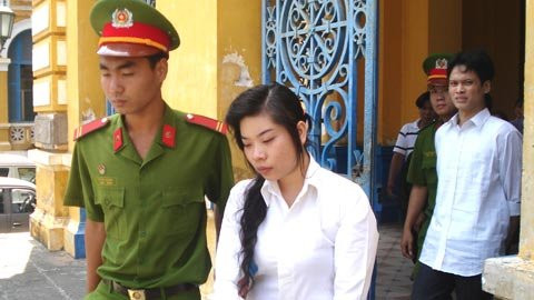 Bị cáo Nguyễn Huỳnh Bích Thủy và Đào Văn Còn sau phiên tòa sơ thẩm Bị cáo Nguyễn Huỳnh Bích Thủy và Đào Văn Còn sau phiên tòa sơ thẩm