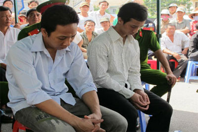 Hai đối tượng vô cớ giết người tại tòa.