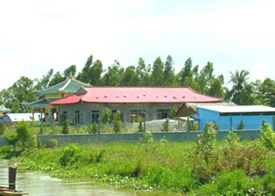 Phủ thờ họ Trần hoành tráng của "quan" Trần Công Lộc. Phủ thờ họ Trần hoành tráng của "quan" Trần Công Lộc.