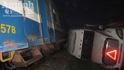 “Tê liệt” đường sắt do tàu hỏa va quệt xe container ảnh 1 “Tê liệt” đường sắt do tàu hỏa va quệt xe container ảnh 1