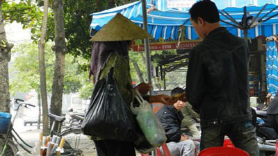 Một cụ già bán kẹo cao su (một kiểu ăn xin) ở trạm trung chuyển xe bus Long Biên Một cụ già bán kẹo cao su (một kiểu ăn xin) ở trạm trung chuyển xe bus Long Biên