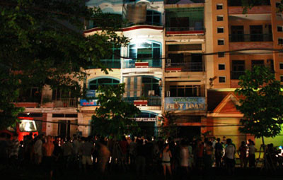 Nhiều khách thuê trọ được di tản khẩn cấp khi vụ cháy xảy ra Nhiều khách thuê trọ được di tản khẩn cấp khi vụ cháy xảy ra