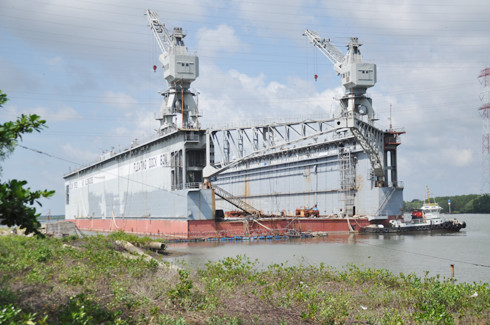 Ụ tàu No83M được sản xuất tại Nhật từ năm 1965, dài hơn 180m, rộng hơn 30m được Vinalines mua về phục vụ công tác sửa chữa tàu biển. Ụ tàu No83M được sản xuất tại Nhật từ năm 1965, dài hơn 180m, rộng hơn 30m được Vinalines mua về phục vụ công tác sửa chữa tàu biển.