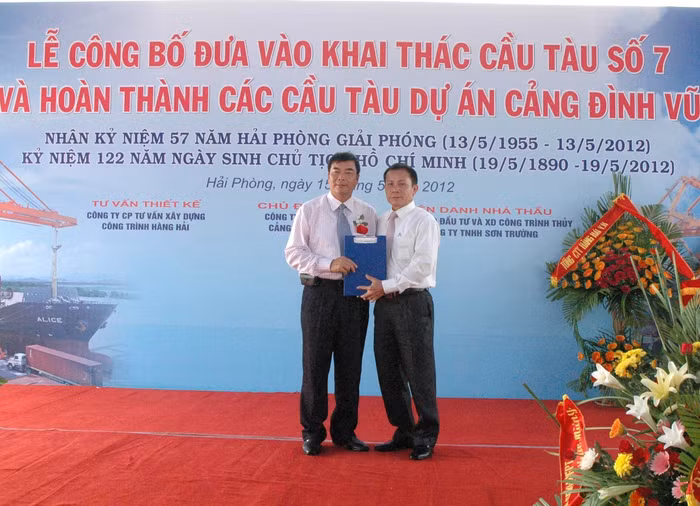 Ông Đỗ Hồng Thái (người đứng bên trái)