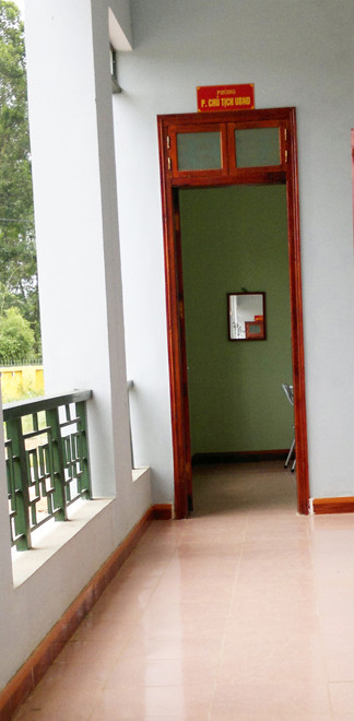 Tu chuc vi tiep cong dan nu vao buoi toi trong phong kin cua