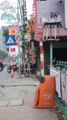 Một trong những biển báo trên đường Cầu Giấy song song với lòng đường (ảnh chụp ngày 29/6) Một trong những biển báo trên đường Cầu Giấy song song với lòng đường (ảnh chụp ngày 29/6)