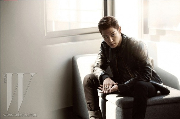 Trong khi đó, Top thể hiện vẻ đẹp nam tính nổi bật cùng mái tóc vuốt ngược bóng bẩy. Trong khi đó, Top thể hiện vẻ đẹp nam tính nổi bật cùng mái tóc vuốt ngược bóng bẩy.