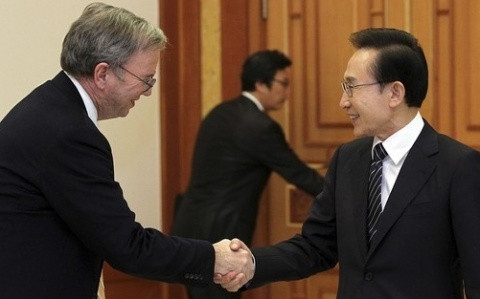Tổng giám đốc của Google, Eric Schmidt và Tổng thống Hàn Quốc Lee Myung Bak vừa có cuộc thảo luận tại Nhà Xanh Tổng giám đốc của Google, Eric Schmidt và Tổng thống Hàn Quốc Lee Myung Bak vừa có cuộc thảo luận tại Nhà Xanh