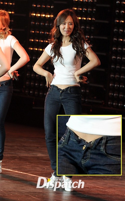 Yuri (SNSD) hồn nhiên để mở chiếc khuy quần! Yuri (SNSD) hồn nhiên để mở chiếc khuy quần!