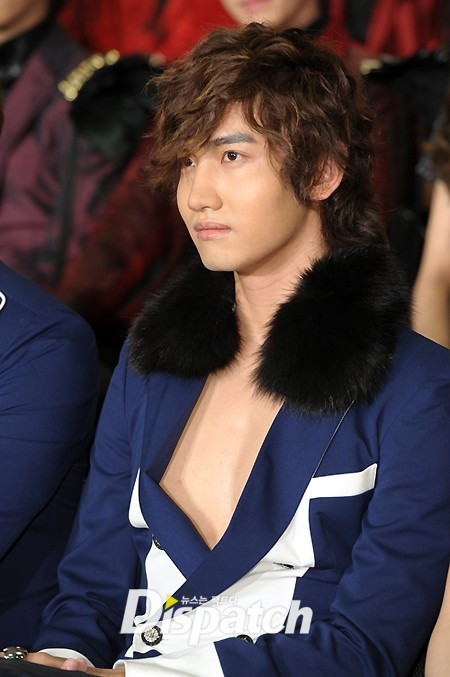 Chiếc áo cổ chữ V của Chang Min (DBSK) bị... khoét quá tay Chiếc áo cổ chữ V của Chang Min (DBSK) bị... khoét quá tay
