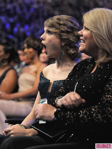 Taylor Swift tại Lễ trao giải Grammy lần thứ 52, trung tâm Staples, LA ngày 31/1/2010. Taylor Swift tại Lễ trao giải Grammy lần thứ 52, trung tâm Staples, LA ngày 31/1/2010.