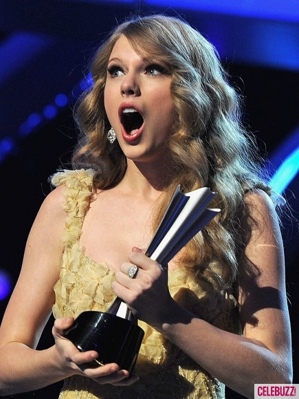 Những khuôn mặt ngạc nhiên khi lên nhận giải dần dần đã trở thành biểu tượng của nàng công chúa nhạc đồng quê. Những khuôn mặt ngạc nhiên khi lên nhận giải dần dần đã trở thành biểu tượng của nàng công chúa nhạc đồng quê.