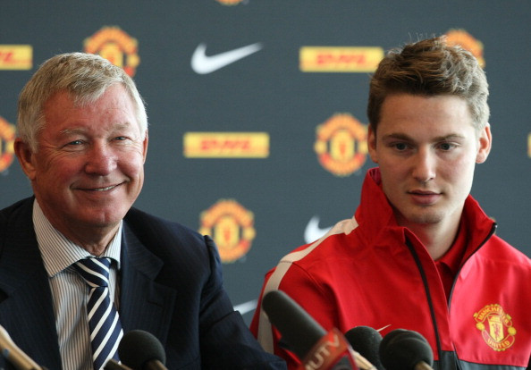 Sir Alex và Nick Powell trong buổi ra mắt ở Old Trafford.