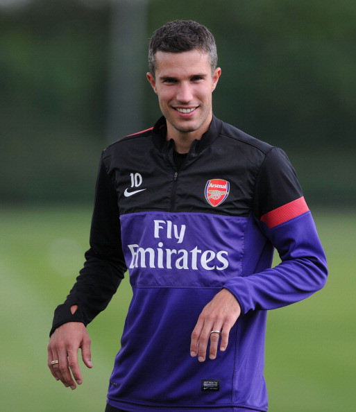 Arsenal đã từ chối lời đề nghị 15 triệu bảng của Man United về trường hợp của Van Persie và họ muốn ít nhất cũng phải trên 20 triệu bảng thì mới nhả đội trưởng của mình. Arsenal đã từ chối lời đề nghị 15 triệu bảng của Man United về trường hợp của Van Persie và họ muốn ít nhất cũng phải trên 20 triệu bảng thì mới nhả đội trưởng của mình.