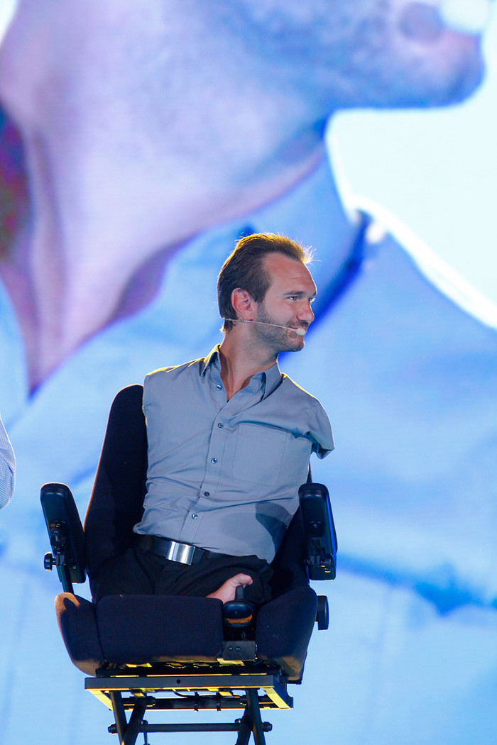 Nick Vujicic xuất hiện với chiếc xe lăn quen thuộc.