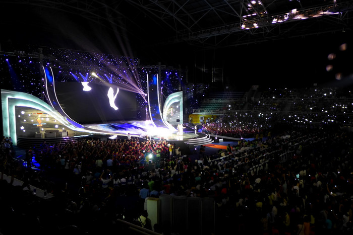 Tiết mục “You raise me up” của em gái Nick - Cô Michelle được hàng ngàn ánh đèn của khán giả phụ họa.