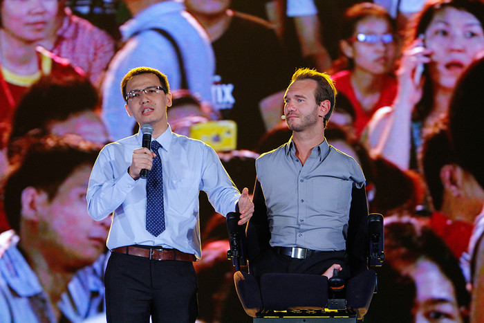 Cuộc trò chuyện của Nick tuy ngắn ngủi nhưng thu hút sự chú ý lắng nghe của hàng ngàn người tại sân vận động cùng hàng triệu khán giả xem truyền hình.