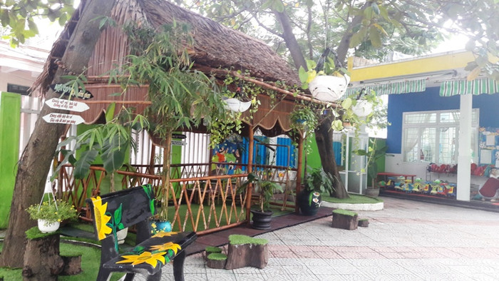 Một chòi lá làm từ tre nứa được làm chỗ vui chơi cho trẻ.