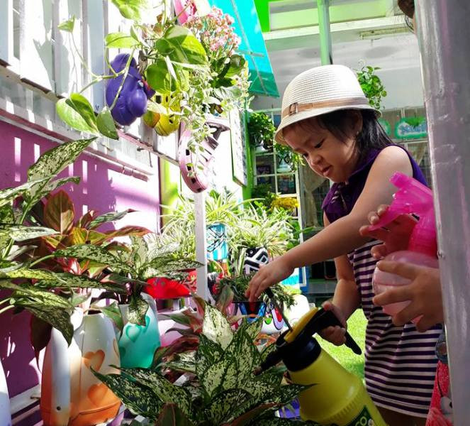 Các em được học tập và trãi nghiệm với những thứ gần gũi như: hoa, lá, đá sỏi...