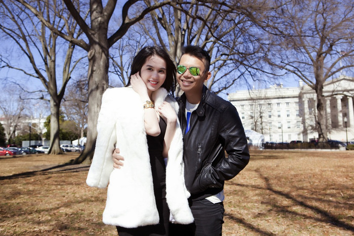 Ngọc Trinh thân thiết cùng stylist Đỗ Long trước nơi làm việc của tổng thống Mỹ Obama. Ngọc Trinh thân thiết cùng stylist Đỗ Long trước nơi làm việc của tổng thống Mỹ Obama.