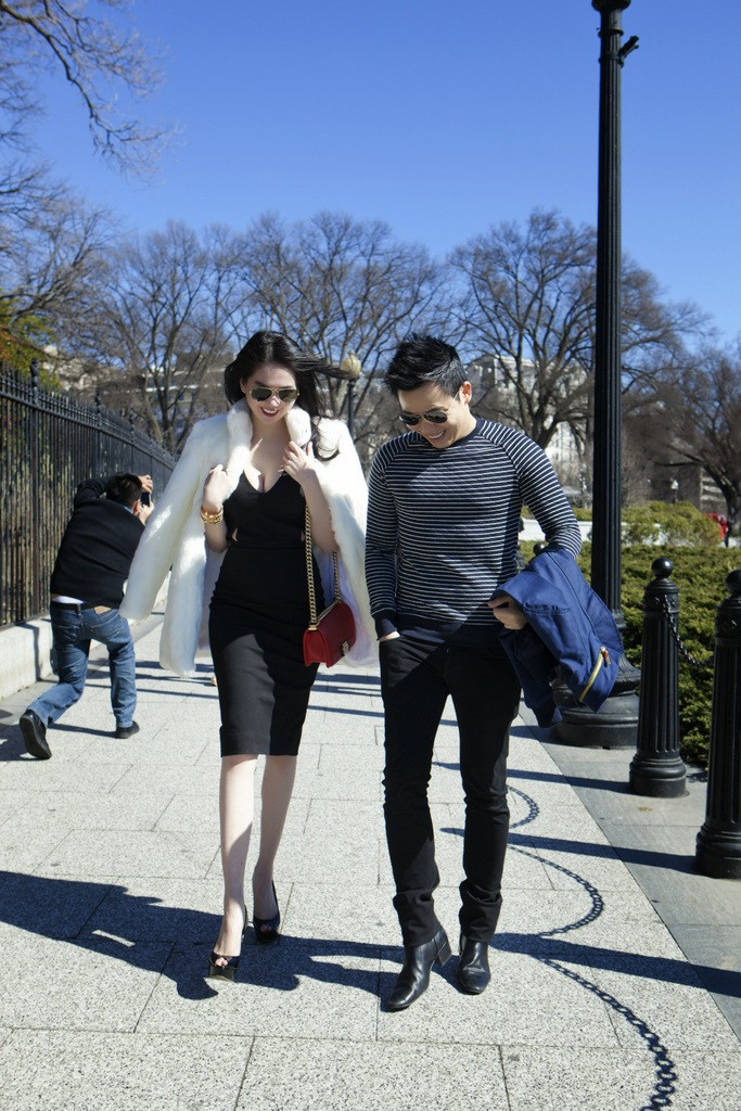 Ông bầu Vũ Khắc Tiệp luôn sánh đôi cùng người đẹp trong bất kì sự kiện nào. Ông bầu Vũ Khắc Tiệp luôn sánh đôi cùng người đẹp trong bất kì sự kiện nào.