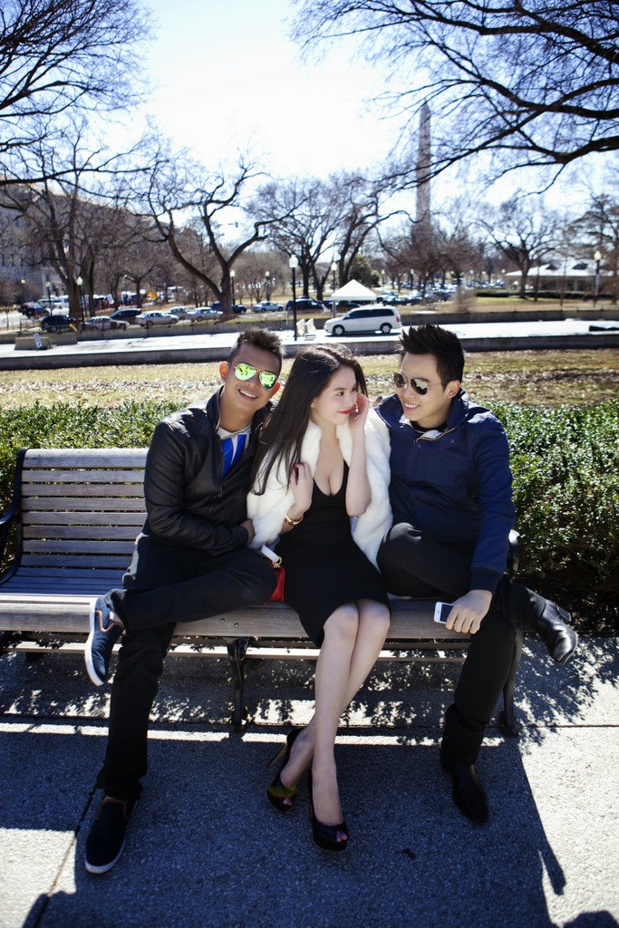 Stylist Đỗ Long, Ngọc Trinh cùng Vũ Khắc Tiệp vui vẻ bên nhau. Stylist Đỗ Long, Ngọc Trinh cùng Vũ Khắc Tiệp vui vẻ bên nhau.