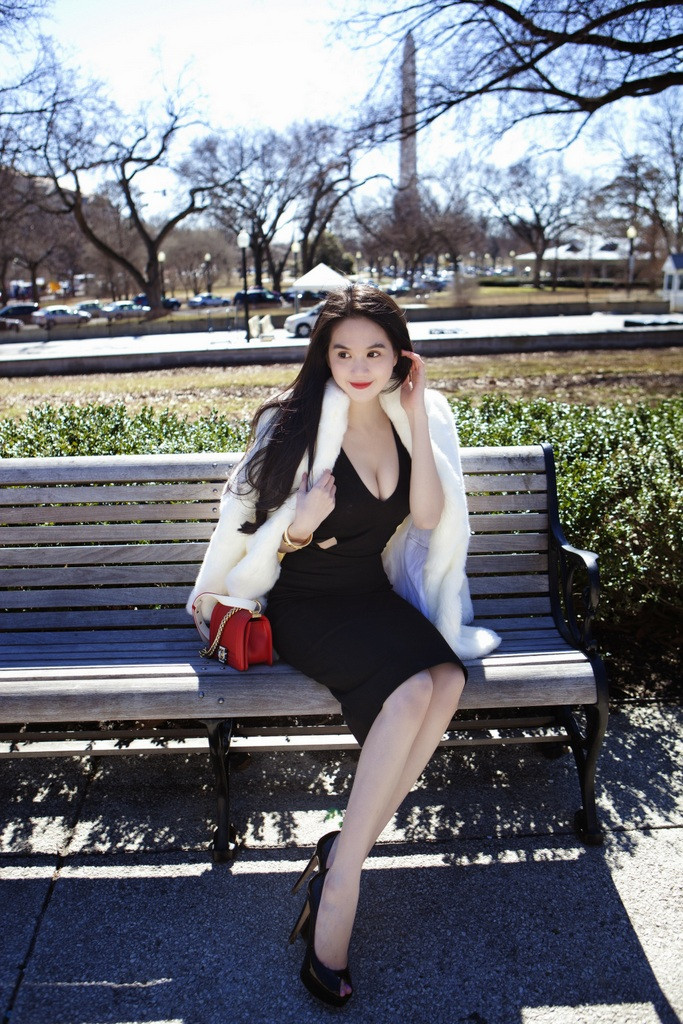 Trước khi lên đường sang Mỹ vào ngày 21/02, Ngọc Trinh cùng cả đoàn đã chuẩn bị rất kĩ lưỡng cho chuyến lưu diễn dài ngày này. Ngọc Trinh cho biết đây là một chuyến đi khá quan trọng , vì đây dịp để quảng bá và giới thiệu những mẫu thiết kế của mình tại đất Mỹ. Trước khi lên đường sang Mỹ vào ngày 21/02, Ngọc Trinh cùng cả đoàn đã chuẩn bị rất kĩ lưỡng cho chuyến lưu diễn dài ngày này. Ngọc Trinh cho biết đây là một chuyến đi khá quan trọng , vì đây dịp để quảng bá và giới thiệu những mẫu thiết kế của mình tại đất Mỹ.