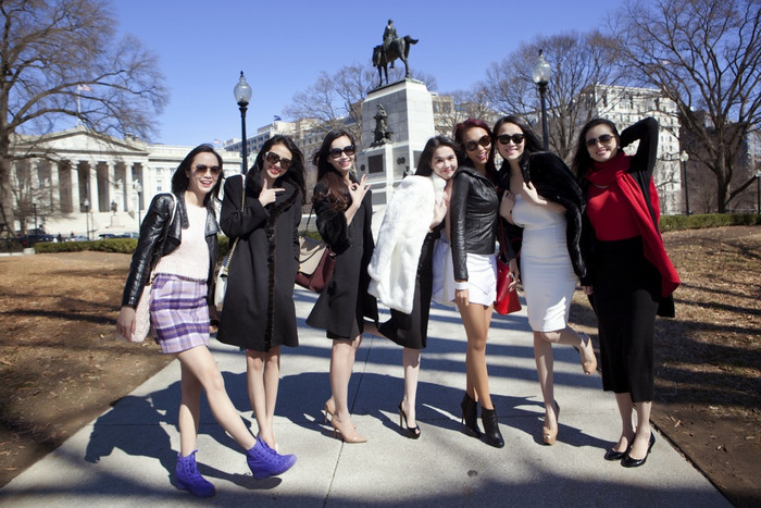 Các người đẹp Ngọc Trinh, Thái Hà, Minh Thư, Diệu Huyền, Cao Thuỳ Dương, Hoàng Anh Thư, Vũ Ngọc Anh cùng tạo dáng trước Nhà Trắng. Các người đẹp Ngọc Trinh, Thái Hà, Minh Thư, Diệu Huyền, Cao Thuỳ Dương, Hoàng Anh Thư, Vũ Ngọc Anh cùng tạo dáng trước Nhà Trắng.