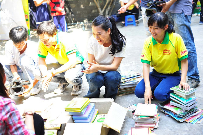 Mở cửa từ ngày 7/5/2013 đến nay, khách đến với quán tăng từng ngày. Không chỉ bán cơm với giá 2000đ/phần, quán còn có một quầy sách giá 2000đ, một sạp báo đọc tại chỗ và quần áo cũng đồng giá 2000đ. Mở cửa từ ngày 7/5/2013 đến nay, khách đến với quán tăng từng ngày. Không chỉ bán cơm với giá 2000đ/phần, quán còn có một quầy sách giá 2000đ, một sạp báo đọc tại chỗ và quần áo cũng đồng giá 2000đ.