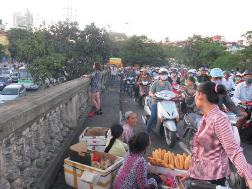 Vụ việc hy hữu trên bắt đầu từ khoảng 16 giờ chiều 29-10, khi dòng người đang lưu thông tất tả lên cầu Long Biên từ phía đường Trần Nhật Duật (quận Hoàn Kiếm, Hà Nội) bỗng xuất hiện người phụ nữ mặc váy kẻ dọc dáng điệu thất thần đi bộ lên trên cầu Long Biên. Vụ việc hy hữu trên bắt đầu từ khoảng 16 giờ chiều 29-10, khi dòng người đang lưu thông tất tả lên cầu Long Biên từ phía đường Trần Nhật Duật (quận Hoàn Kiếm, Hà Nội) bỗng xuất hiện người phụ nữ mặc váy kẻ dọc dáng điệu thất thần đi bộ lên trên cầu Long Biên.