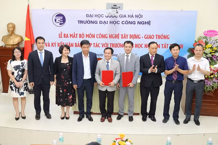 Ngày 25/05/2018, Trường Đại học Công nghệ (Đại học Quốc gia Hà Nội) tổ chức Lễ ra mắt Bộ môn Công nghệ Xây dựng – Giao thông. (Ảnh: Tuyết Nga)