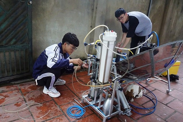 Em Nhật Anh (trái) và Văn Long đang kiểm tra dự án thiết bị "hô biến" nước mặn thành nước ngọt bằng năng lượng sóng biển. (Ảnh: Báo Lao động) Em Nhật Anh (trái) và Văn Long đang kiểm tra dự án thiết bị "hô biến" nước mặn thành nước ngọt bằng năng lượng sóng biển. (Ảnh: Báo Lao động)