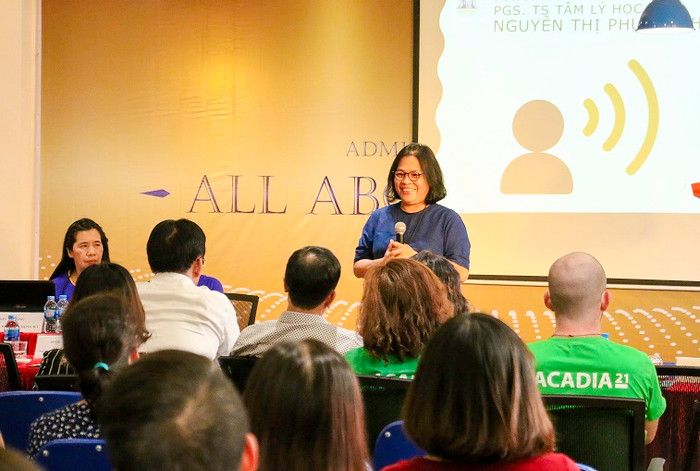 Phó giáo sư Nguyễn Thị Phương Hoa (cầm micro) cho rằng, khi đi học về thấy con chơi đồ hàng búp bê mà có biểu hiện quát mắng: “Con kia có im mồm đi không, vả gẫy răng giờ” thì y rằng trường mầm non cô có vấn đề. (Ảnh: Thanh Tùng) Phó giáo sư Nguyễn Thị Phương Hoa (cầm micro) cho rằng, khi đi học về thấy con chơi đồ hàng búp bê mà có biểu hiện quát mắng: “Con kia có im mồm đi không, vả gẫy răng giờ” thì y rằng trường mầm non cô có vấn đề. (Ảnh: Thanh Tùng)