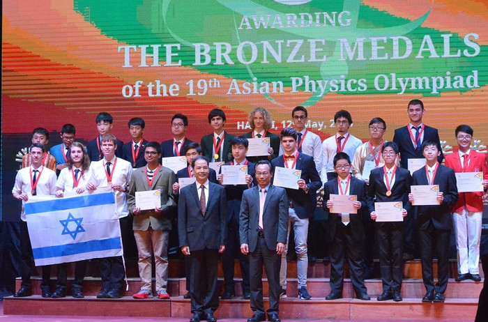 LAU Sze Chun (đứng thứ 3 từ phải qua trái tại hàng thứ hai), 13 tuổi đến từ đội tuyển Hồng Kông là thí sinh nhỏ tuổi nhất trong Kỳ thi Olympic Vật lý châu Á năm 2018 được tổ chức tại Việt Nam (Ảnh: Thùy Linh) LAU Sze Chun (đứng thứ 3 từ phải qua trái tại hàng thứ hai), 13 tuổi đến từ đội tuyển Hồng Kông là thí sinh nhỏ tuổi nhất trong Kỳ thi Olympic Vật lý châu Á năm 2018 được tổ chức tại Việt Nam (Ảnh: Thùy Linh)