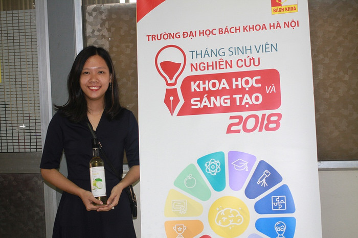 Khi tham gia hội nghị Sinh viên nghiên cứu khoa học lần thứ 35, Uyên Phương mang đến sản phẩm là rượu vang ổi do chính Phương tự sản xuất. (Ảnh: Linh Hương) Khi tham gia hội nghị Sinh viên nghiên cứu khoa học lần thứ 35, Uyên Phương mang đến sản phẩm là rượu vang ổi do chính Phương tự sản xuất. (Ảnh: Linh Hương)