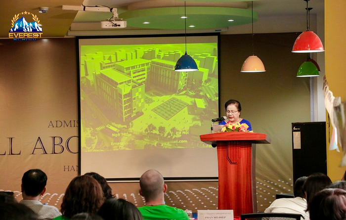 Nhà giáo – Thạc sỹ quản lý giáo dục Trần Kim Phương - Nhà sáng lập trường Tiểu học, Trung học cơ sở Everest cho hay: Everest được thành lập và vận hành theo tiêu chí nhà trường chất lượng cao, cơ sở vật chất, chương trình đào tạo, phương pháp giảng dạy và đội ngũ giáo viên Việt Nam và quốc tế ưu tú. (Ảnh: Thanh Tùng) Nhà giáo – Thạc sỹ quản lý giáo dục Trần Kim Phương - Nhà sáng lập trường Tiểu học, Trung học cơ sở Everest cho hay: Everest được thành lập và vận hành theo tiêu chí nhà trường chất lượng cao, cơ sở vật chất, chương trình đào tạo, phương pháp giảng dạy và đội ngũ giáo viên Việt Nam và quốc tế ưu tú. (Ảnh: Thanh Tùng)