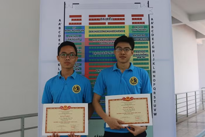 Lê Văn Hưng (bên phải) là một trong hai thí sinh giành giải thưởng Nguyễn Văn Đạo - Giải thưởng dành cho sinh viên đạt điểm cao nhất trong Olympic Cơ học toàn quốc. (Ảnh: Thùy Linh)