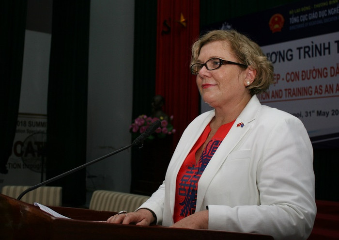 Bà Joanna Wood - Tham tán Giáo dục và Khoa học (Đại sứ quán Australia) cho biết, theo khảo sát tại Australia, cứ 5 bậc phụ huynh thì có tới 4 người muốn con học đại học để sau này có thành công hơn, Việt Nam cũng đang trong tình trạng tương tự. (Ảnh: Thùy Linh) Bà Joanna Wood - Tham tán Giáo dục và Khoa học (Đại sứ quán Australia) cho biết, theo khảo sát tại Australia, cứ 5 bậc phụ huynh thì có tới 4 người muốn con học đại học để sau này có thành công hơn, Việt Nam cũng đang trong tình trạng tương tự. (Ảnh: Thùy Linh)