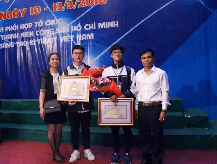 Em Phùng Văn Long (bên trái) vượt qua cuộc phỏng vấn thì em Mai Nhật Anh (bên phải) bị từ chối cấp visa sang Mỹ. (Ảnh: Thanh Hùng) Em Phùng Văn Long (bên trái) vượt qua cuộc phỏng vấn thì em Mai Nhật Anh (bên phải) bị từ chối cấp visa sang Mỹ. (Ảnh: Thanh Hùng)