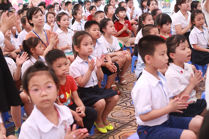 Thầy cô và các em học sinh trường Tiểu học và Trung học cơ sở Hà Nội - Thăng Long chăm chú theo dõi từng chi tiết của vở nhạc kịch "Chiến thắng Điện Biên Phủ - Niềm tự hào sống mãi"