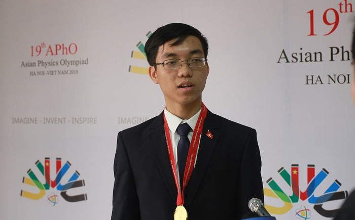 Nguyễn Văn Thành Lợi (học sinh lớp 12 chuyên Lý, trường Trung học phổ thông chuyên Quang Trung, Bình Phước) là một trong 4 thí sinh đoàn Việt Nam giành huy chương vàng Olympic Vật lý châu Á 2018. (Ảnh: Thùy Linh) Nguyễn Văn Thành Lợi (học sinh lớp 12 chuyên Lý, trường Trung học phổ thông chuyên Quang Trung, Bình Phước) là một trong 4 thí sinh đoàn Việt Nam giành huy chương vàng Olympic Vật lý châu Á 2018. (Ảnh: Thùy Linh)