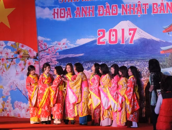 Nhiều thiếu nữ Việt Nam trong trang phục truyền thống của Nhật Bản tham dự lễ hội (ảnh: Như Hải).