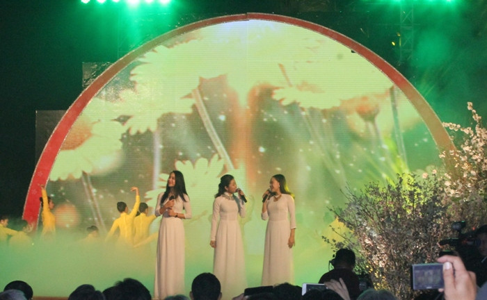 Nhiều tiết mục văn nghệ đặc sắc được biểu diễn trong buổi lễ khai mạc giao lưu văn hóa giữa nhân dân Thủ đô Hà Nội và nhân dân Nhật bản (ảnh: Như Hải). Nhiều tiết mục văn nghệ đặc sắc được biểu diễn trong buổi lễ khai mạc giao lưu văn hóa giữa nhân dân Thủ đô Hà Nội và nhân dân Nhật bản (ảnh: Như Hải).