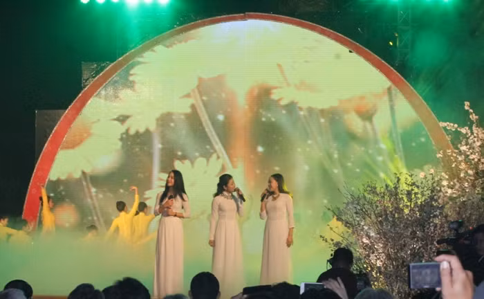 Nhiều tiết mục văn nghệ đặc sắc được biểu diễn trong buổi lễ khai mạc giao lưu văn hóa giữa nhân dân Thủ đô Hà Nội và nhân dân Nhật bản (ảnh: Như Hải).