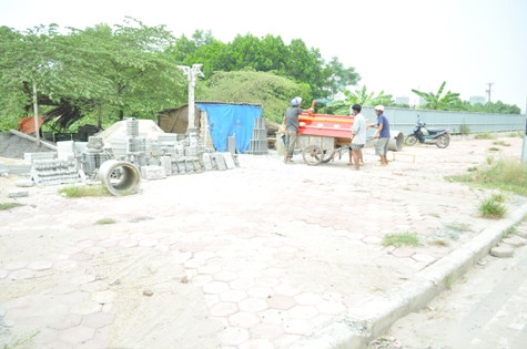 Xác chết lõa thể được cho vào áo quan và chuyển đi