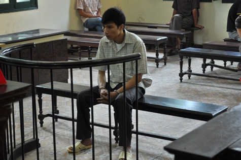 Lâm chỉ dám nhìn thanh sắt ở vành móng ngựa